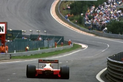 Ayrton Senna antes de tomar la curva Eau Rouge, en Bélgica.
