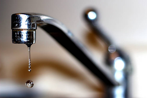 Ataque oficial sobre el derecho de acceso al agua