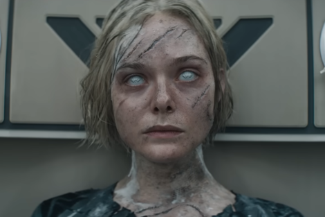 "Depredador: Tierras Salvajes" revela un nuevo tráiler con Elle Fanning en un misterioso papel