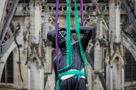 Notre Dame: se reinstaló la última de las estatuas de la base de la aguja