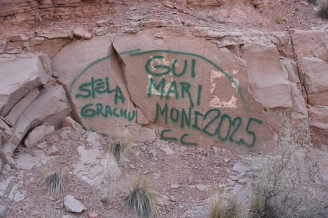 Identificaron a los turistas que grafitearon con aerosol una roca en el Dique Potrerillos