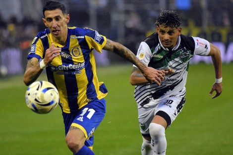 Di María intenta escaparse de la marca de Diarte (Fuente: Fotobaires)