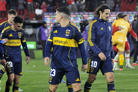 Los jugadores de Boca miran hacia lugares diferentes en el final del partido