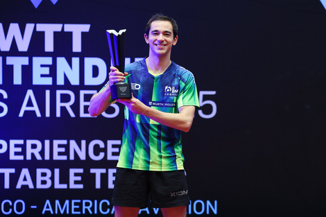 Calderano con el trofeo de campeón en la mano