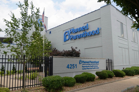 Una jueza federal frenó la retirada de fondos de Medicaid a Planned Parenthood