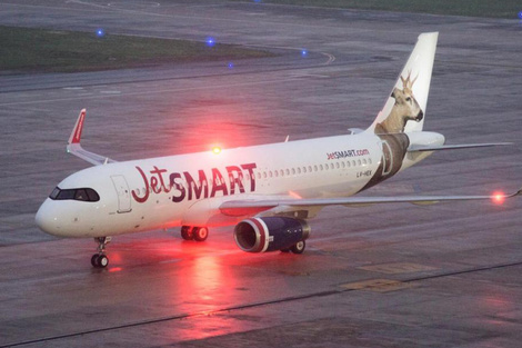 Paro en JetSMART el 1° de agosto: reclamo por sueldos bajos y privilegios para tripulaciones extranjeras