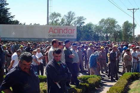 Parálisis total en Acindar Villa Constitución. Desde el 26 de julio, la planta frenó su producción y más de 600 operarios están bajo un esquema de suspensiones rotativas. 