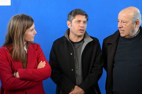 Axel Kicillof junto a Fernanda Raverta y Jorge Paredi. 
