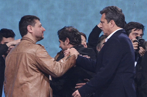El tenso saludo entre el dirigente de Patria Grande y el líder del Frente Renovador. (Fuente: Archivo)