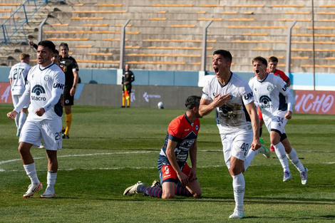 El paraguayo Iván Villalba festeja el gol del empate de Independiente (Fuente: Prensa)