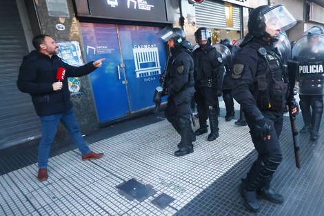 Las imágenes muestran a un policía agrediendo a un periodista que cubría la protesta de jubilados en las inmediaciones del Congreso