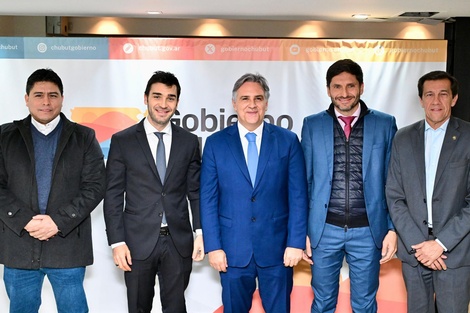 Pullaro junto a sus pares, ayer en la Casa de Chubut en Buenos Aires. (Fuente: Imagen web)