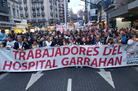 Con velas encendidas, trabajadores del Garrahan marcharon al Obelisco para denunciar el ajuste en salud y exigir salarios dignos, insumos y condiciones laborales justas