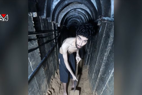 Hamas difundió un video de un rehén cavando su tumba