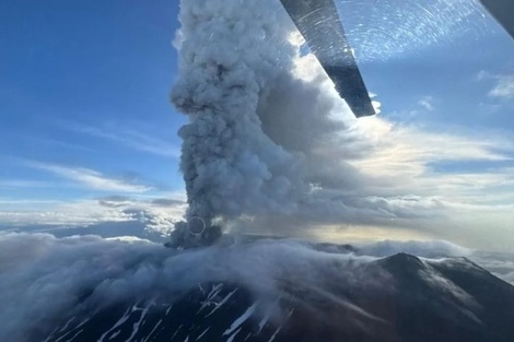 Máxima alerta en Rusia: el volcán Kracheninnikov entró en erupción tras 450 años