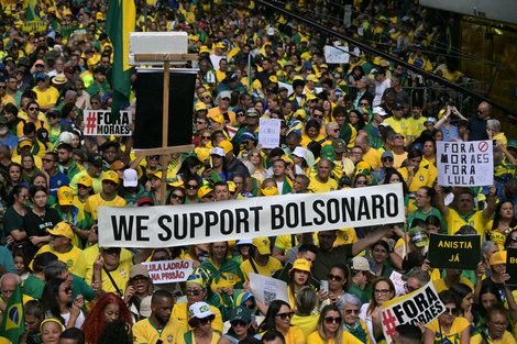 Simpatizantes de Bolsonaro protestan contra el juicio en su contra. 