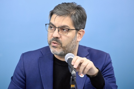 Carlos Bianco encabezó la conferencia de prensa en La Plata. 