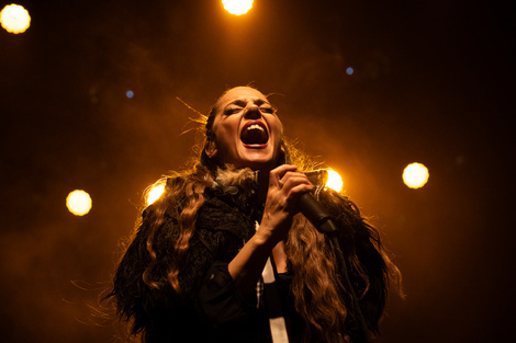 "Arriba, que acá somos jefas", agitó Sara, autora de versos y canciones que se volvieron banderas en el auge feminista (Fuente: Alejandra Morasano)