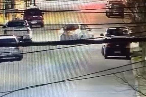 Una mujer fue arrastrada por su ex pareja sobre el capot de su auto