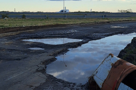 El cratel ubicado justo en el empalme de la Ruta Provincial 193 con la RN 8.