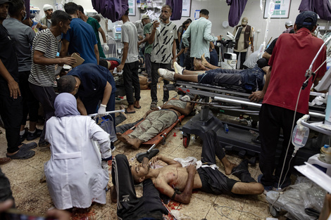 Palestinos heridos son atendidos en el Hospital Nasser en Jan Yunis, en la Franja de Gaza