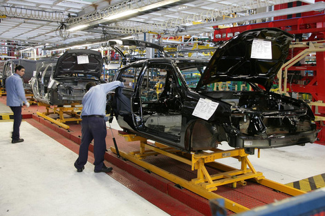 Las automotrices bajan un cambio