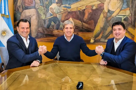 Caputo con los despedidos, como si nada hubiera pasado. 