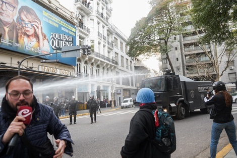 Dura represión policial contra trabajadores de prensa en el Congreso 