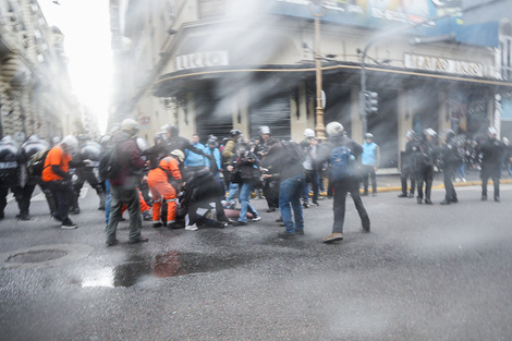 Para el que protesta el gobierno solo tiene golpes, gases y palos