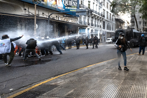 Así reprimía la policía a fotoperiodistas y manifestantes durante la marcha en defensa de los jubilados