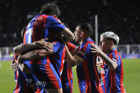 Todo San Lorenzo abraza a Cuello, autor del gol de la victoria 