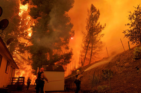 Más de 2700 evacuados por incendios en las afueras de Los Ángeles 