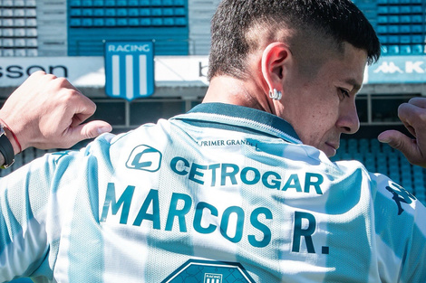 Rojo mostró la camiseta que usará en su paso por Racing (Fuente: Redes sociales)