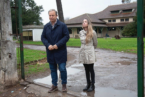 Mariano Cascallares y Bárbara Miñán en las puertas del Hogar Eva Perón. (Fuente: Archivo)