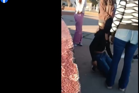 Adolescentes obligaron a una niña a pedir perdón de rodillas