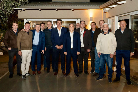 Santacroce y Llaryora con los jefes territoriales reunidos en Funes. (Fuente: Imagen web)