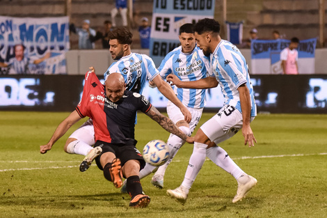 González pelea entre tres rivales, después puso el gol de la victoria.