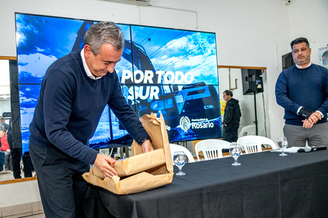 El intendente Javkin participó de la apertura de sobres. (Fuente: Prensa Municipalidad Rosario)