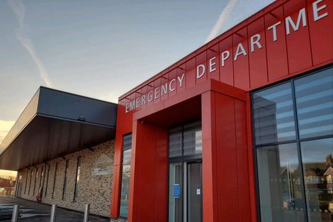 Una mujer de 77 años murió en medio de una cirugía cardíaca después de que se cortara la luz en el hospital 