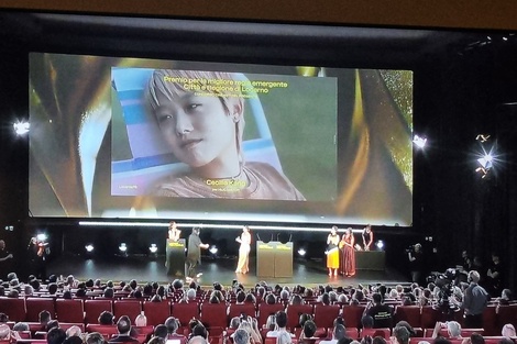 La directora recibe el premio en la Piazza Grande de Locarno (Fuente: Redes sociales)
