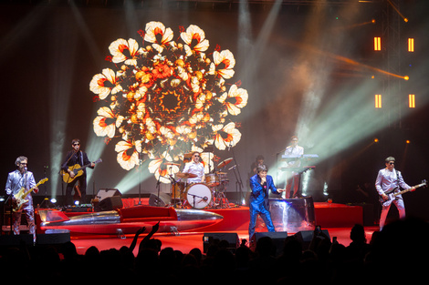 Turf en vivo: trajes de satén, sillón futurista y canciones contundentes  (Imagen: LuliGK) (Fuente: Prensa)