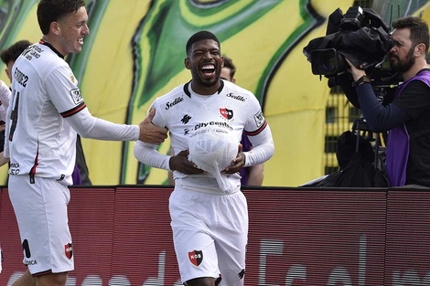 El colombiano Mosquera celebra el gol de Ñuls. (Fuente: Fotobaires)