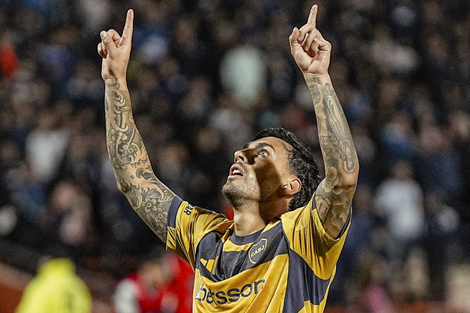 Paredes mira al cielo en el festejo del primer gol