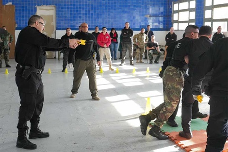 Entrenamiento cruel. Se disparan entre ellos para conocer el dolor. (Fuente: Prensa Gobernación Santa Fe)