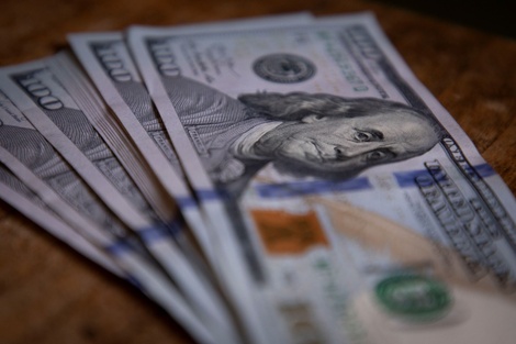 El dólar minorista en bancos promedió los 1318 pesos