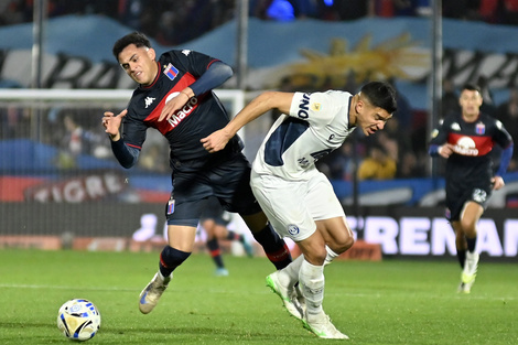 Una instantánea de lo que fue el duelo que acabó 1-1 en Victoria (Fuente: Fotobaires)