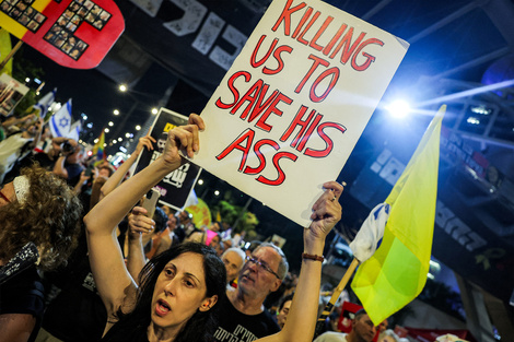Una manifestante sostiene un cartel contra Netanyahu durante una nueva jornada de protestas en Tel Aviv (Fuente: AFP)