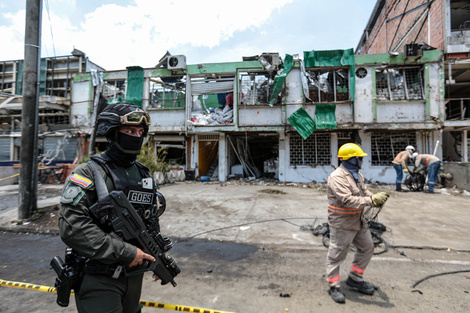 Un miembro del Grupo de Operaciones Especiales de la policía de Colombia vigila en el lugar del atentado en Cali
