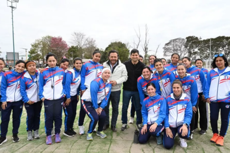 El gobernador inauguró una cancha de hockey en Orán 