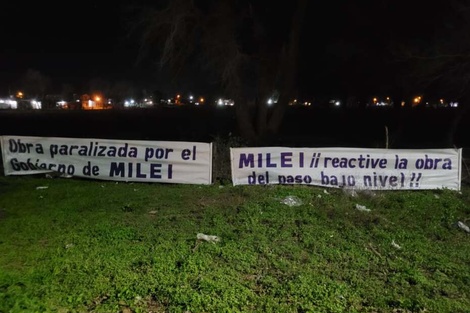 Algunos de los pasacalles colgados en Junín de cara a la visita de Milei